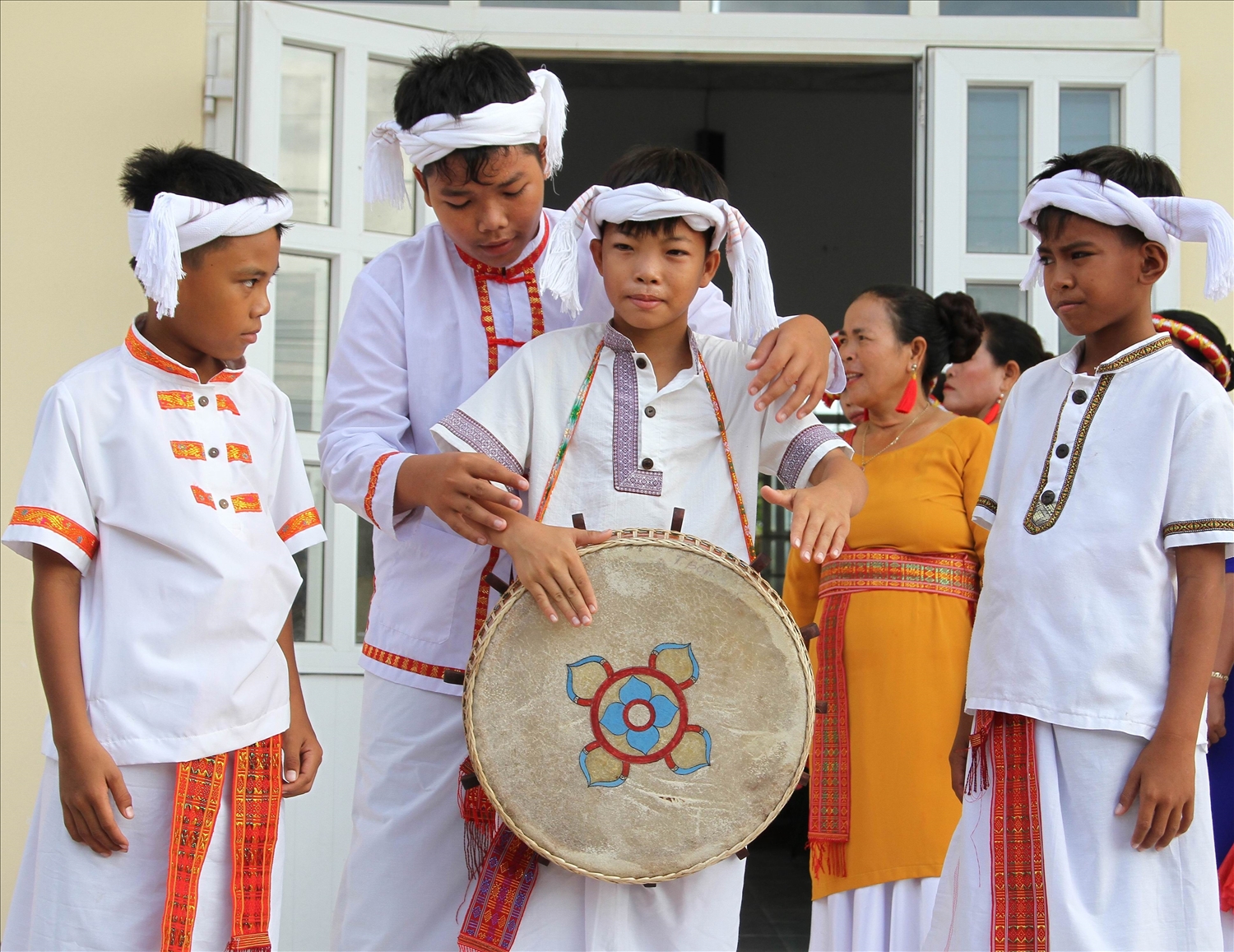 Các nhạc công thiếu nhi ở xã Phước Ninh được đào tạo biểu diễn nhạc cụ Chăm từ Dự án 6 của Chương trình MTQG 1719. Các nhạc công nhỏ tuổi xã Phước Ninh tập đánh trống baranưng.