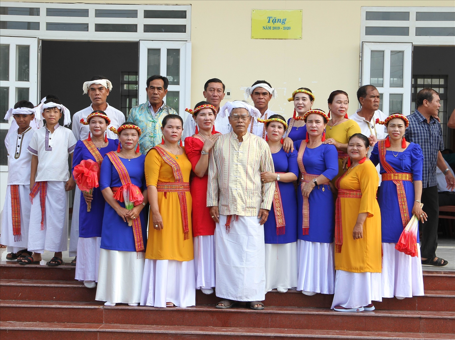 Nghệ nhân Ưu tú Phú Bình Đồn luôn đồng hành, tận tâm truyền dạy biểu diễn nhạc cụ Chăm và đạo diễn múa các chương trình văn nghệ xã Phước Ninh. Nghệ nhân Ưu tú Phú Bình Đồn luôn đồng hành, tận tâm truyền dạy biểu diễn nhạc cụ Chăm và đạo diễn múa các chương trình văn nghệ xã Phước Ninh.