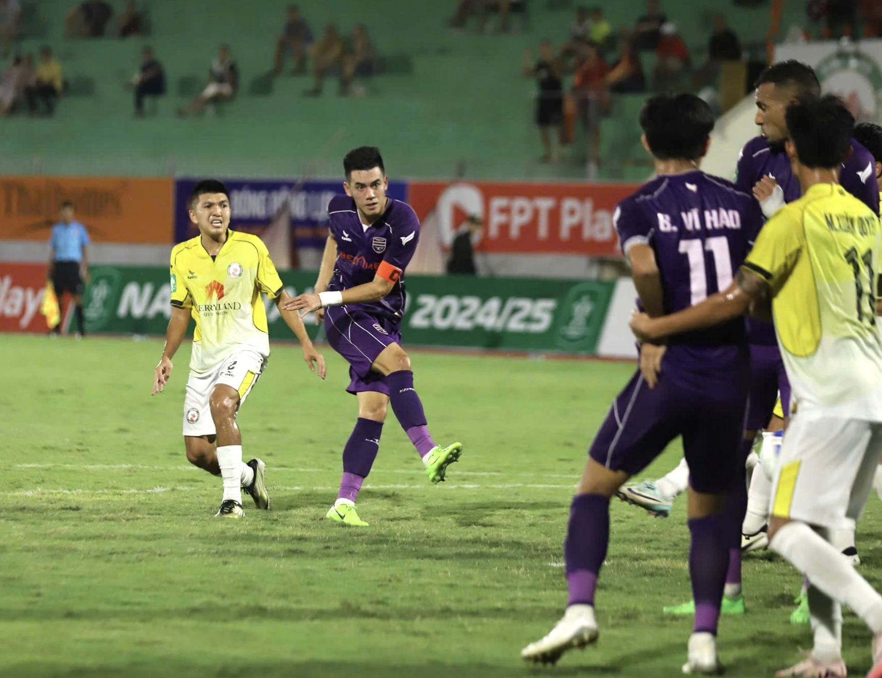 Cuộc đua vô địch V-League không nóng mới lạ, các ứng viên như thể sắp về đích!- Ảnh 2. Cuộc đua vô địch V-League không nóng mới lạ, các ứng viên như thể sắp về đích!- Ảnh 2.