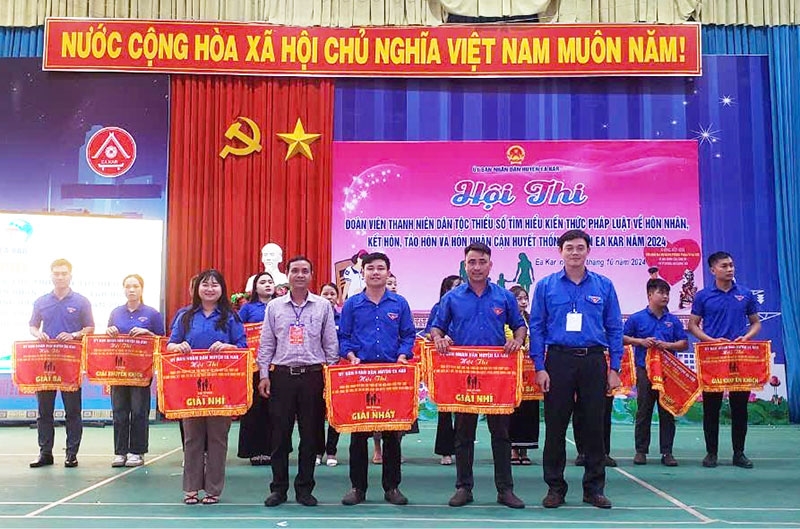 Ban Tổ chức tặng Cờ lưu niệm cho các đội thi Ban Tổ chức tặng Cờ lưu niệm cho các đội thi