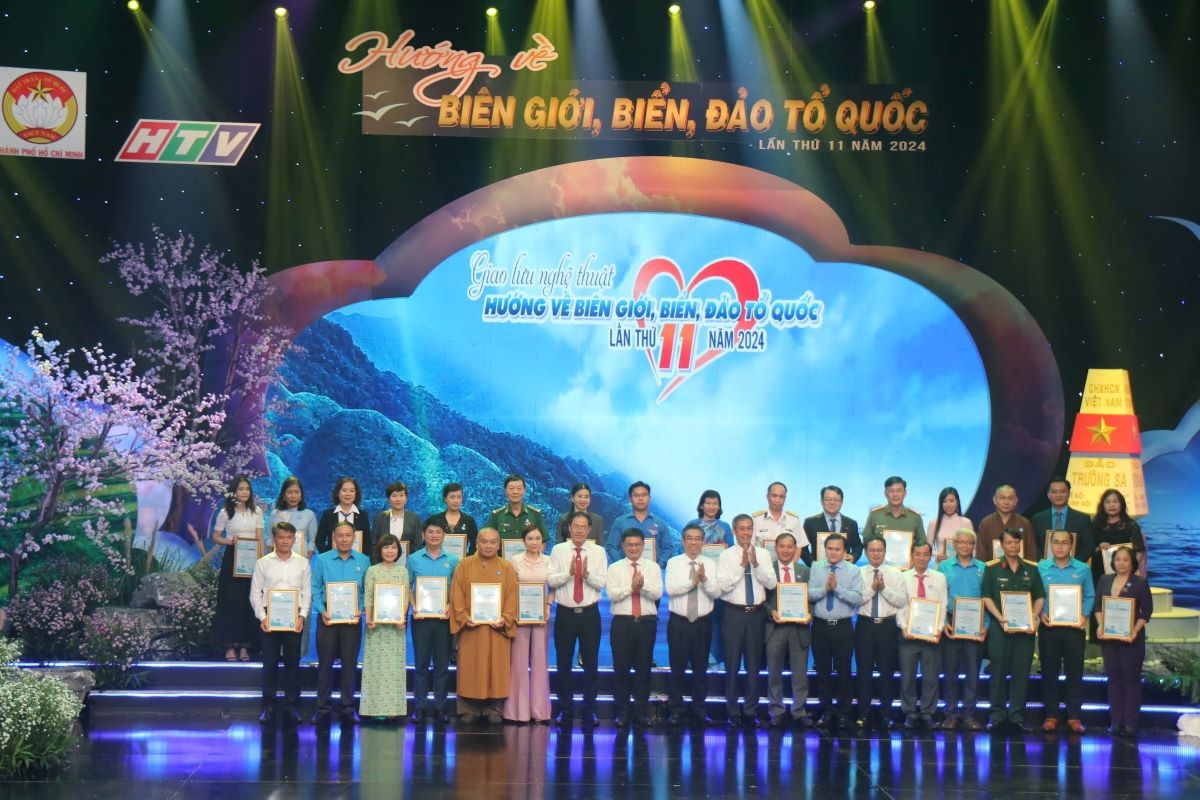 hơn 35,3 tỷ đồng ủng hộ quỹ vì biển đảo quê hương - vì tuyến đầu tổ quốc hình ảnh 5 hon 35,3 ty dong ung ho quy vi bien dao que huong - vi tuyen dau to quoc hinh anh 5
