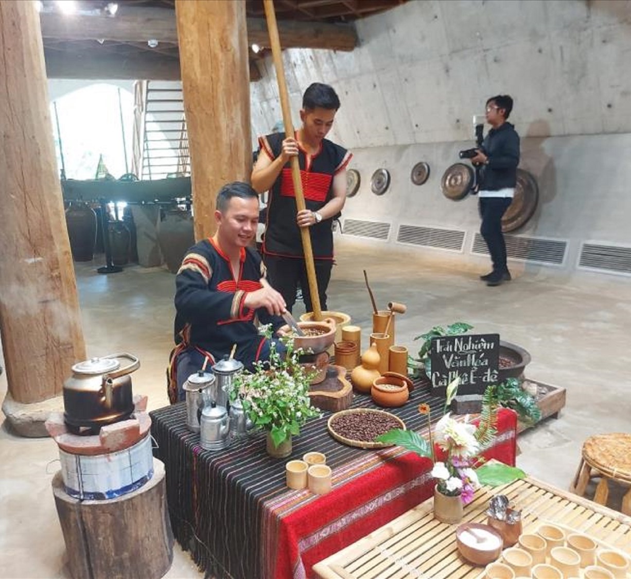 Đồng bào Tây Nguyên giới thiệu cà phê buôn mê thuột tại bảo tàng đăk lăk trong lễ hội cà phê lần 7 năm 2023 Đồng bào Tây Nguyên giới thiệu cà phê buôn mê thuột tại bảo tàng đăk lăk trong lễ hội cà phê lần 7 năm 2023