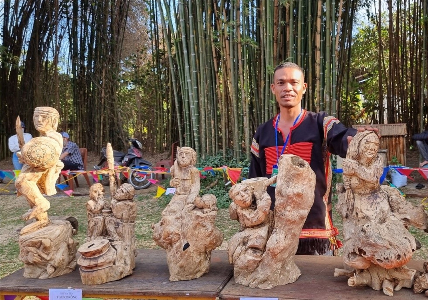 Nghệ nhân sáng tác các sản phẩm mỹ nghệ từ cây cà phê. Nghệ nhân sáng tác các sản phẩm mỹ nghệ từ cây cà phê.