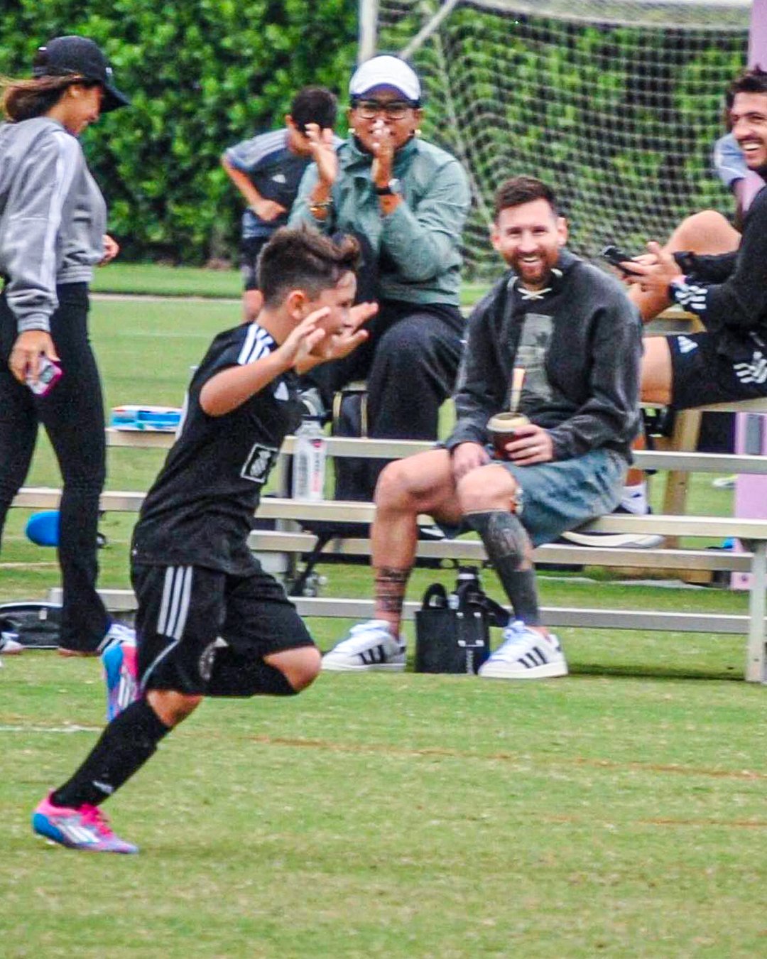 Messi xem con trai thi đấu cho đội Học viện Inter Miami Messi xem con trai thi đấu cho đội Học viện Inter Miami