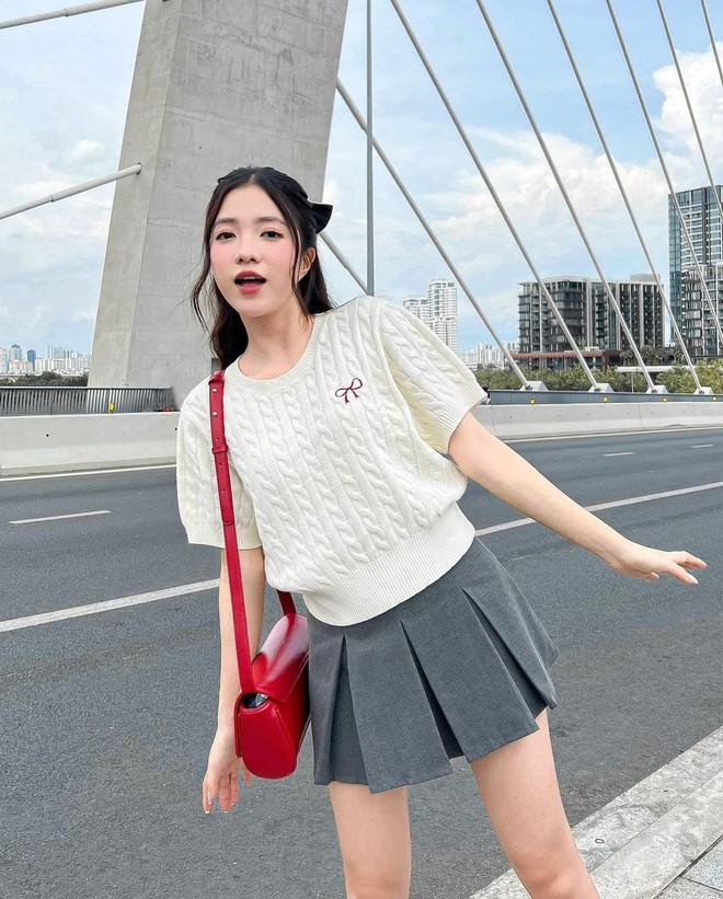 Ôm trọn mùa thu với những chiếc áo len mềm mại- Ảnh 5. Ôm trọn mùa thu với những chiếc áo len mềm mại- Ảnh 5.