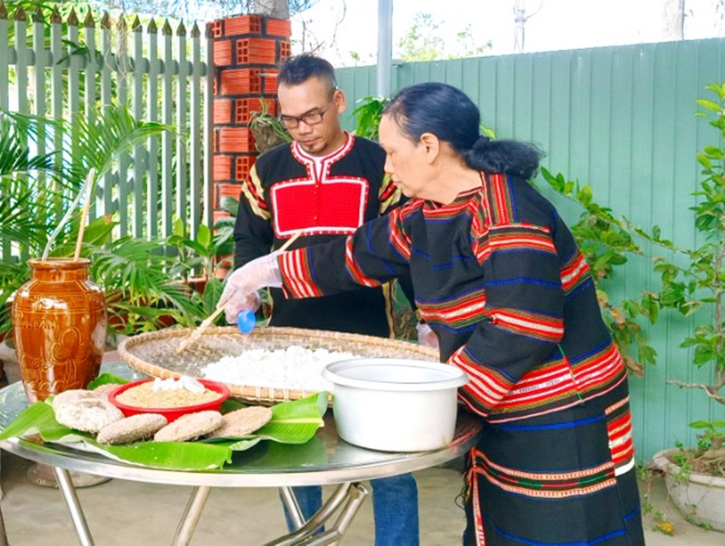 Nồng nàn men rượu cần - Ảnh 2. Nồng nàn men rượu cần - Ảnh 2.