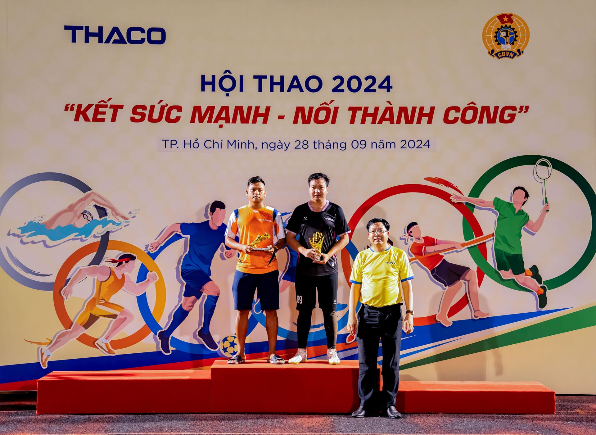 Anh Hồ A Sáng (đứng thứ 2, từ phải qua) - Thủ môn xuất sắc Hội thao 2024, đội Emart Phan Văn Trị Anh Hồ A Sáng (đứng thứ 2, từ phải qua) - Thủ môn xuất sắc Hội thao 2024, đ