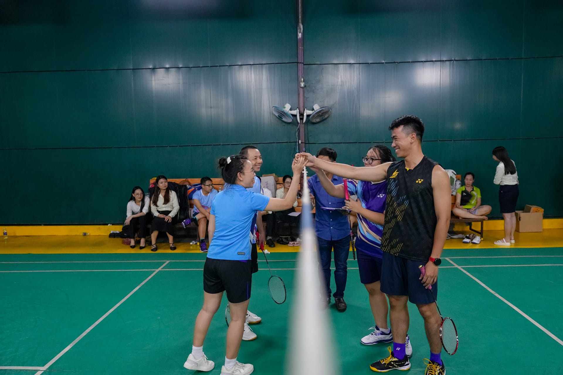 Anh Phạm Viết Trung Hiếu (áo đen, bên phải) đạt giải Nhất bộ môn cầu lông đôi nam - nữ, đội Liên quân THACO Anh Phạm Viết Trung Hiếu