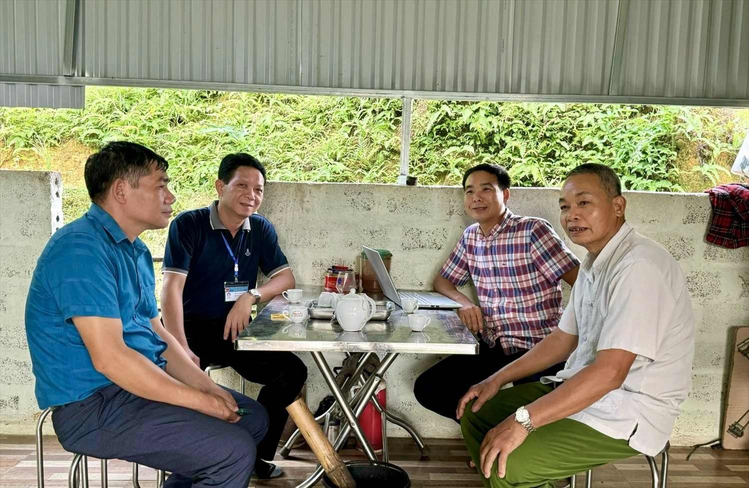 Người có uy tín Bùi Văn Rậu trò thông tin về địa phương với Đoàn công tác Người có uy tín Bùi Văn Rậu (ngoài cùng bên phải) chia sẻ thông tin về địa phương với Đoàn công tác
