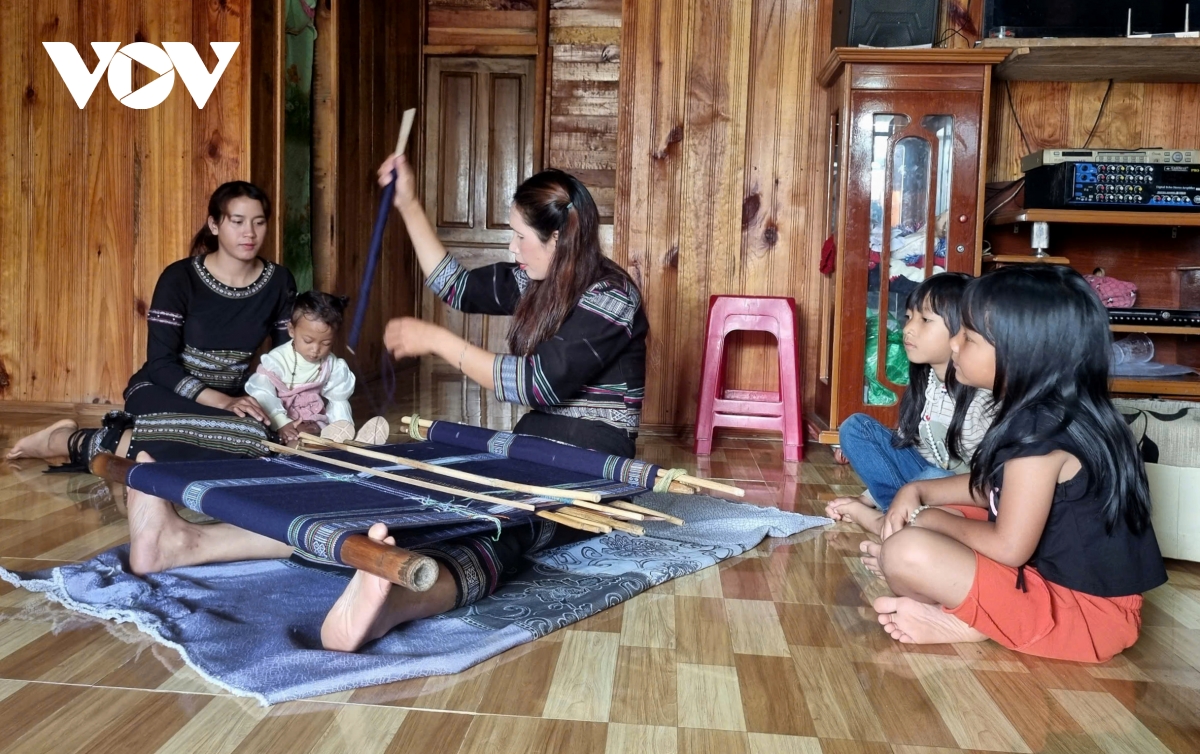 phát huy nghề dệt thổ cẩm ở xã vùng sâu tỉnh lâm Đồng hình ảnh 2 phat huy nghe det tho cam o xa vung sau tinh lam Dong hinh anh 2