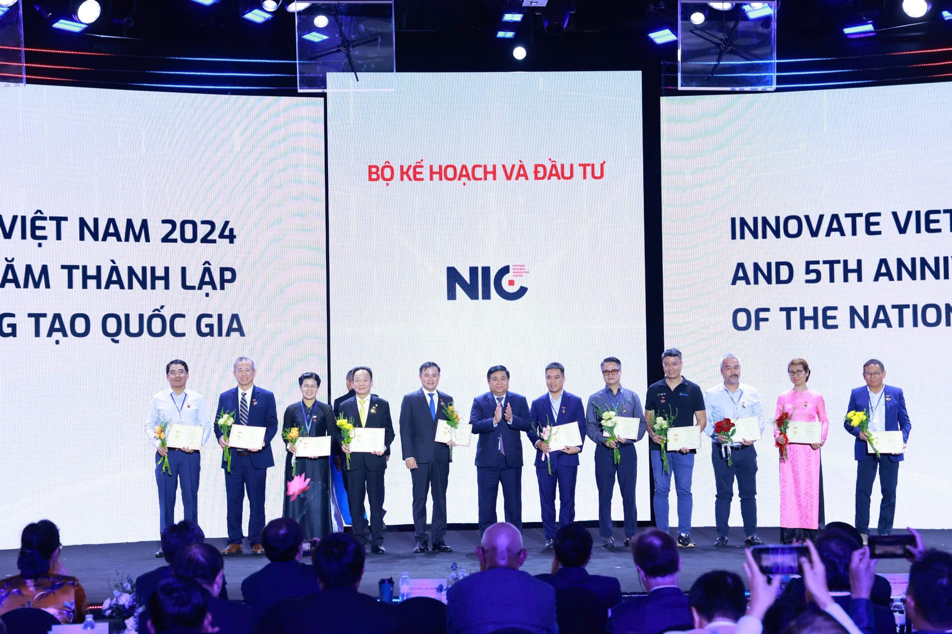 Tổng Giám đốc THACO Phạm Văn Tài thay mặt Chủ tịch HĐQT THACO Trần Bá Dương nhận Kỷ niệm chương vì sự nghiệp ngành Kế hoạch và Đầu tư Việt Nam từ Bộ trưởng Bộ Kế hoạch và Đầu tư 2