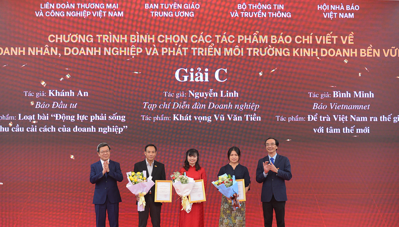 Trao giải cho các tác phẩm báo chí viết về doanh nhân, doanh nghiệp - Ảnh 2. Trao giải cho các tác phẩm báo chí viết về doanh nhân, doanh nghiệp - Ảnh 2.