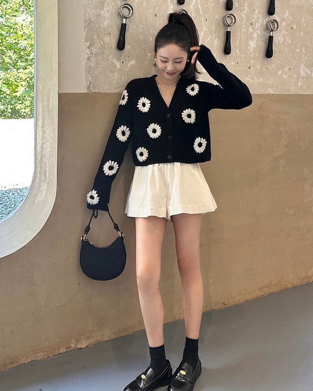Quý cô công sở xúng xính áo cardigan vào ngày lạnh- Ảnh 8. Quý cô công sở xúng xính áo cardigan vào ngày lạnh- Ảnh 8.