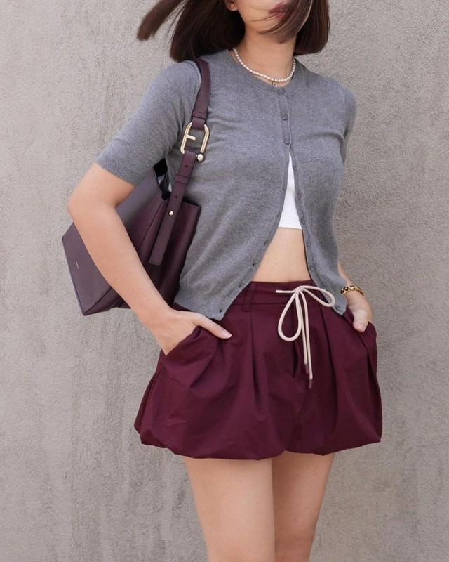 Quý cô công sở xúng xính áo cardigan vào ngày lạnh- Ảnh 9. Quý cô công sở xúng xính áo cardigan vào ngày lạnh- Ảnh 9.