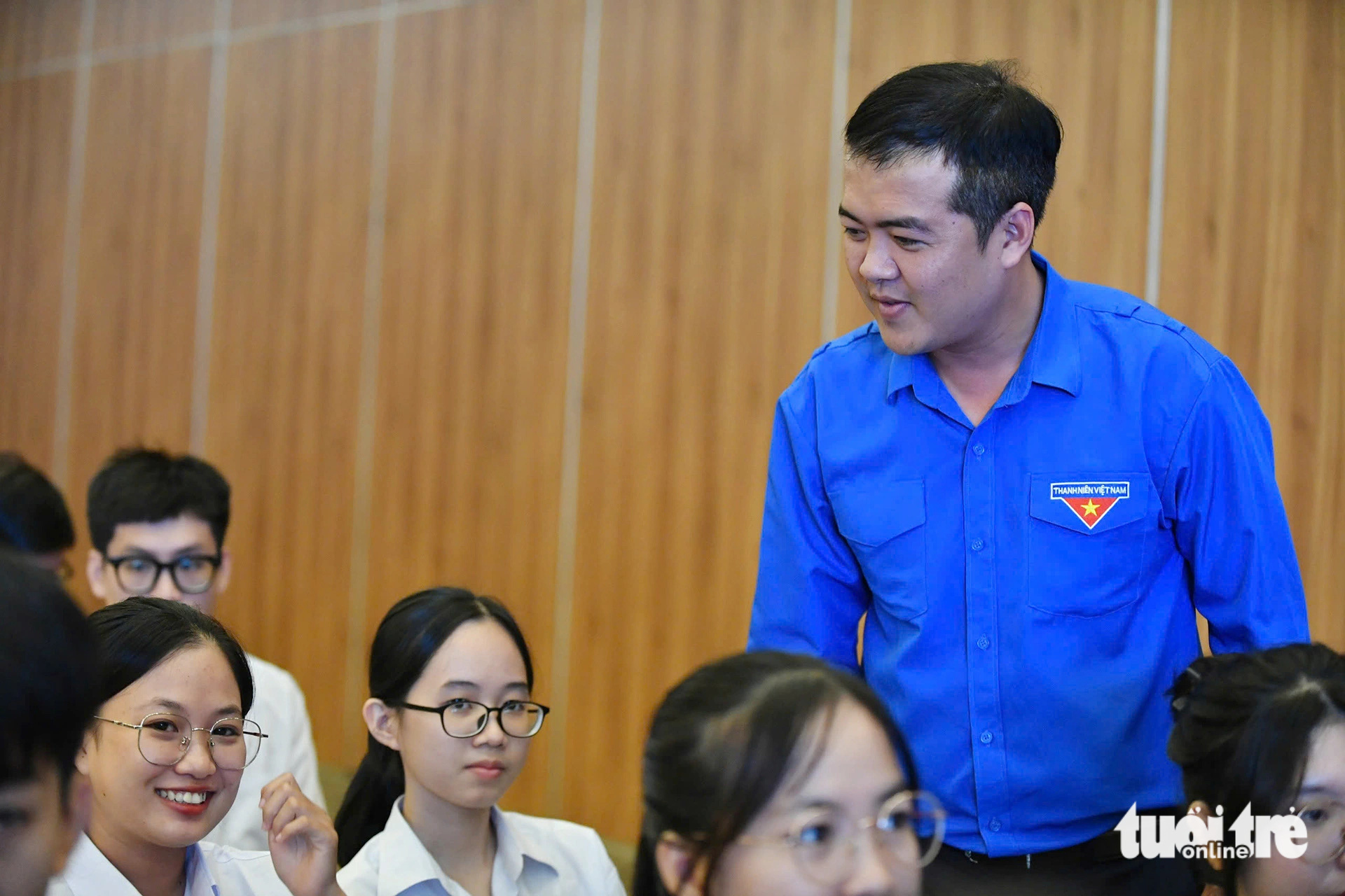 Mẹ hàng ngày nuôi cha tâm thần, nay đi 350km 'coi' con được Tiếp sức đến trường: Tui hồi hộp quá! - Ảnh 5. Ba chị em mất cha mẹ cùng học ĐH Khoa học Tự nhiên TP.HCM: Tiếp sức đến trường làm mình bớt cô đơn! - Ảnh 6.