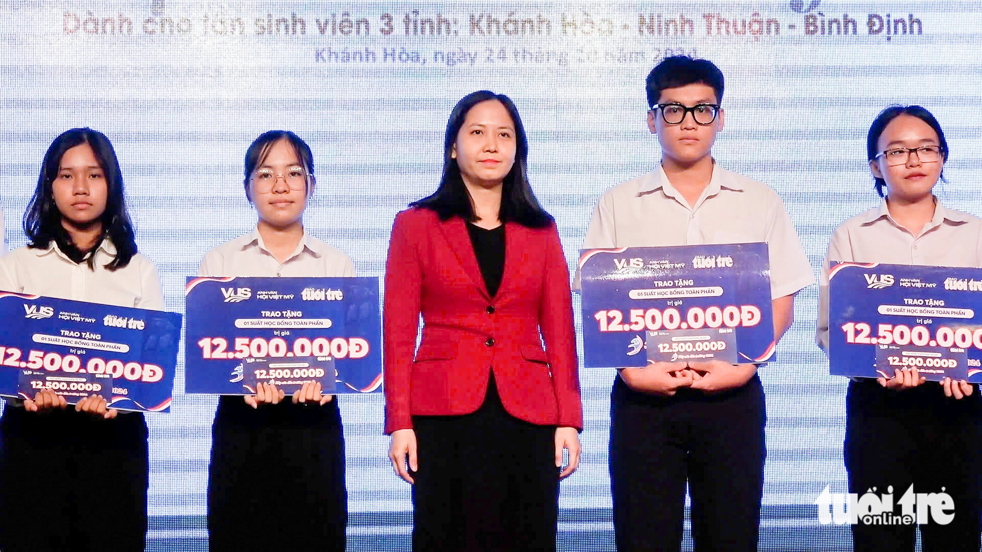 Ba chị em mất cha mẹ cùng học ĐH Khoa học Tự nhiên TP.HCM: Tiếp sức đến trường làm mình bớt cô đơn! - Ảnh 21. Ba chị em mất cha mẹ cùng học ĐH Khoa học Tự nhiên TP.HCM: Tiếp sức đến trường làm mình bớt cô đơn! - Ảnh 22.