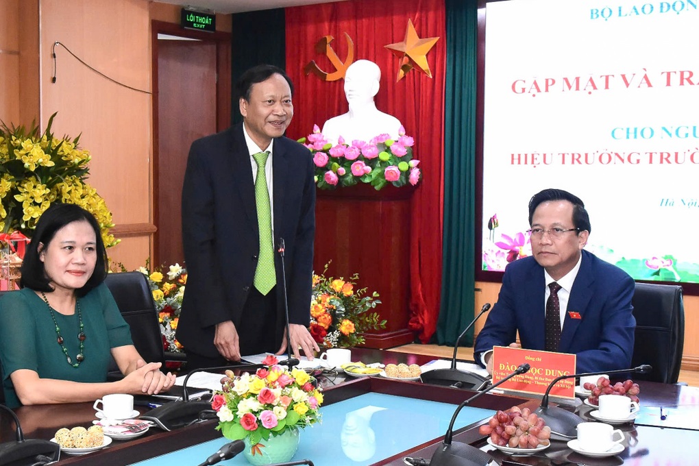 Hiệu trưởng Trường Đại học Lao động - Xã hội nhận quyết định nghỉ hưu - 3 Hiệu trưởng Trường Đại học Lao động - Xã hội nhận quyết định nghỉ hưu - 3