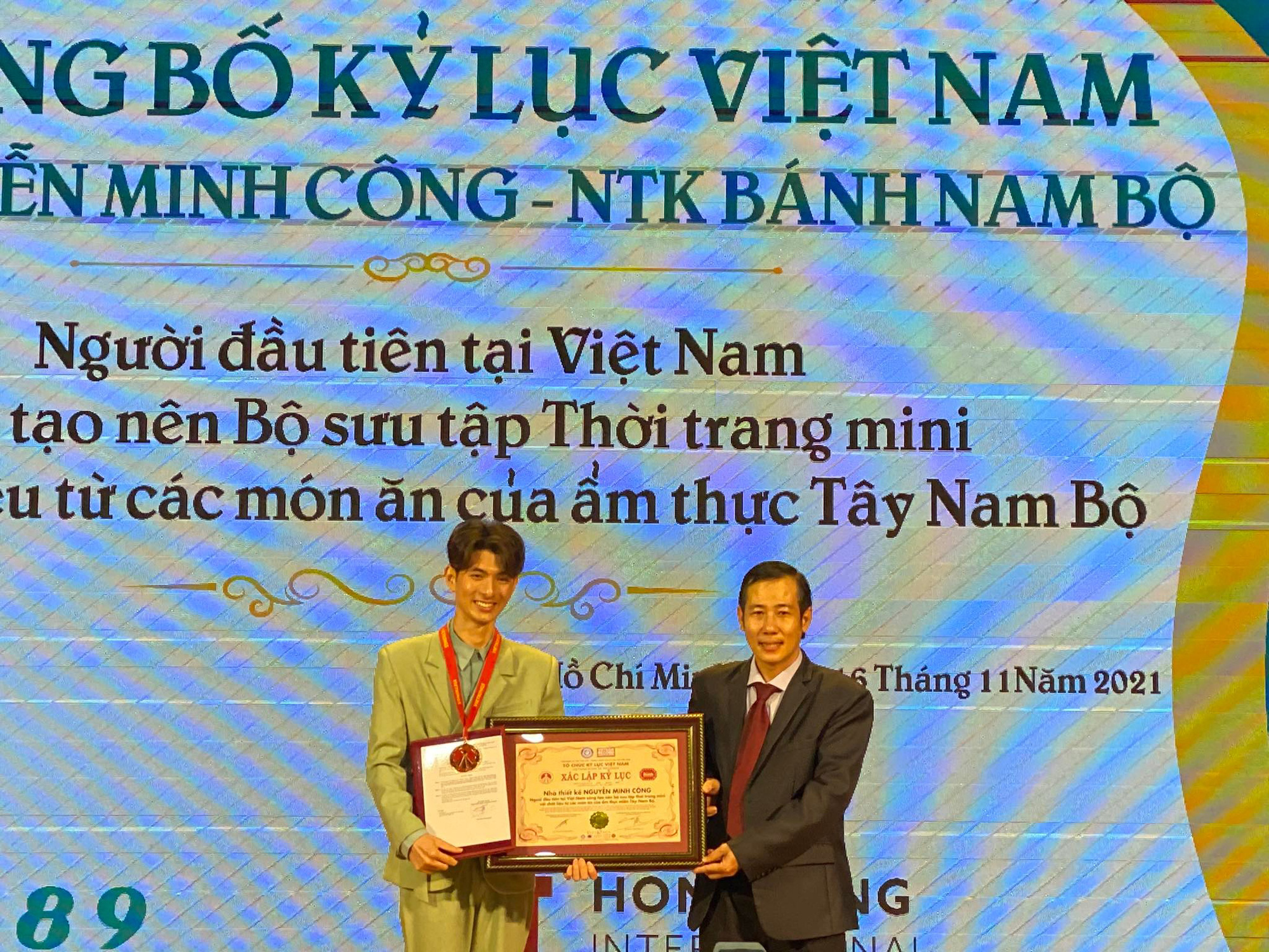 Bộ sưu tập thời trang làm từ món bánh miền Tây nhận kỷ lục Việt Nam - Ảnh 2. Bộ sưu tập thời trang làm từ món bánh miền Tây nhận kỷ lục Việt Nam - Ảnh 2.