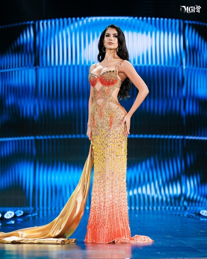 Miss Grand Mexico Tania Estrada, 28 tuổi, không chỉ sở hữu vẻ đẹp nóng bỏng mà còn là một người phụ nữ tài năng với bằng cử nhân Truyền thông và Giáo dục Nghệ thuật. Kinh nghiệm làm người dẫn chương trình, diễn viên và người mẫu giúp cô tự tin tỏa sáng trên sân khấu Miss Grand International.