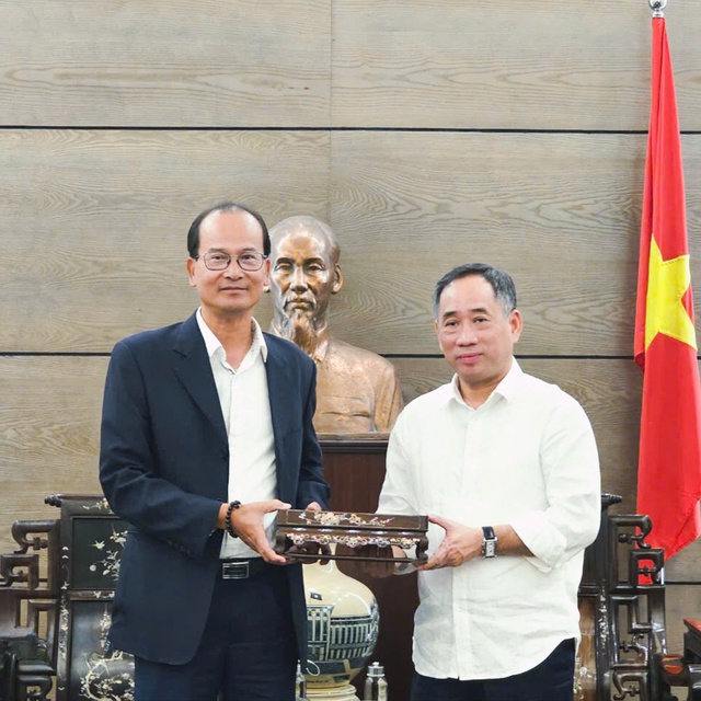 Tiếp nhận các hiện vật của vua Hàm Nghi do hậu duệ từ Pháp hiến tặng - Ảnh 3. Tiếp nhận các hiện vật của vua Hàm Nghi do hậu duệ từ Pháp hiến tặng - Ảnh 3.