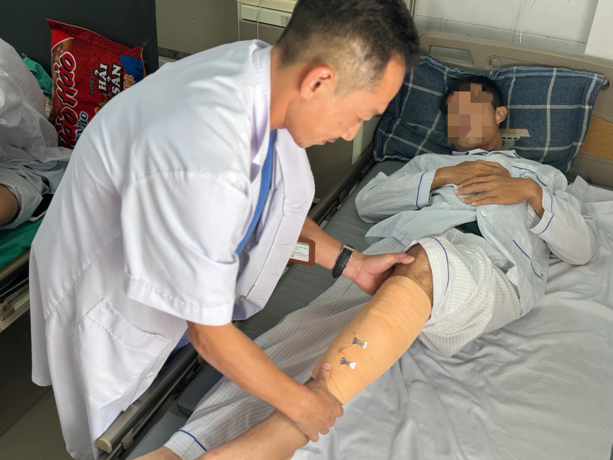 Người đàn ông 34 tuổi ở Hà Nội đi cấp cứu với lưỡi bừa găm sâu vào cẳng chân- Ảnh 2. Người đàn ông 34 tuổi ở Hà Nội đi cấp cứu với lưỡi bừa găm sâu vào cẳng chân- Ảnh 2.