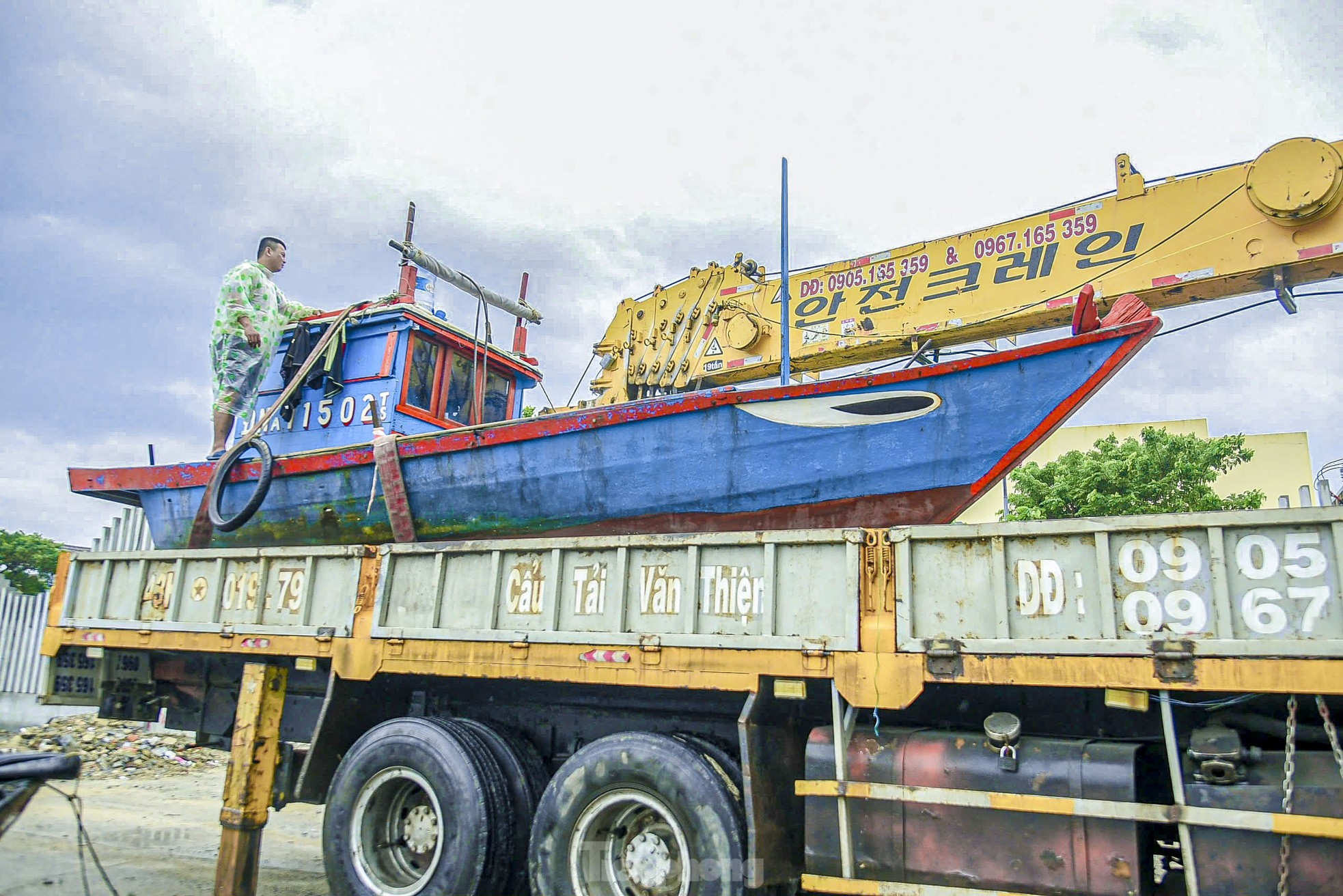 Ngư dân Đà Nẵng thuê xe cẩu đưa thuyền lên bờ tránh bão Trà Mi ảnh 9