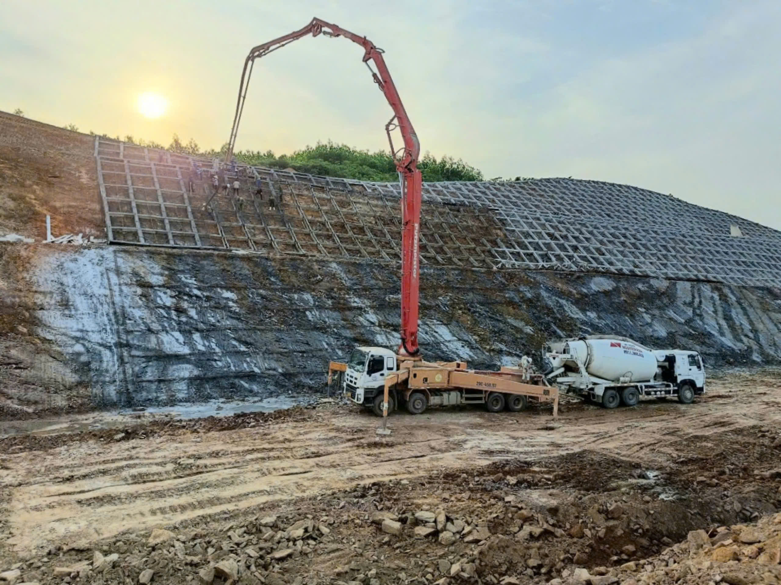 Nhà thầu giao thông sẵn sàng ứng phó bão số 6- Ảnh 2. Nhà thầu giao thông sẵn sàng ứng phó bão số 6- Ảnh 2.