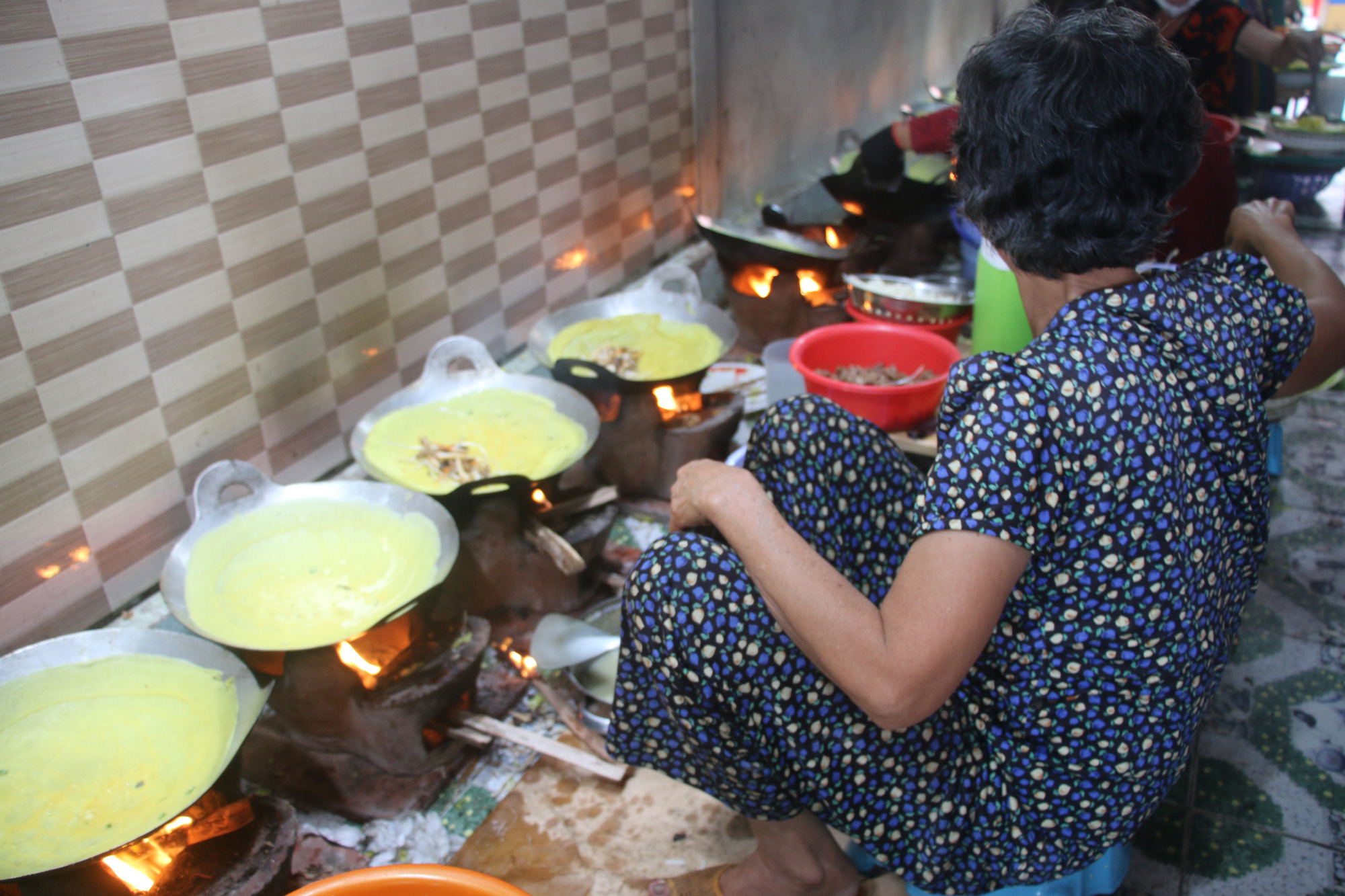 Làng bánh xèo Cao Lãnh nhộn nhịp ngày Tết Đoan ngọ - Ảnh 3. Làng bánh xèo Cao Lãnh nhộn nhịp ngày Tết Đoan ngọ - Ảnh 3.