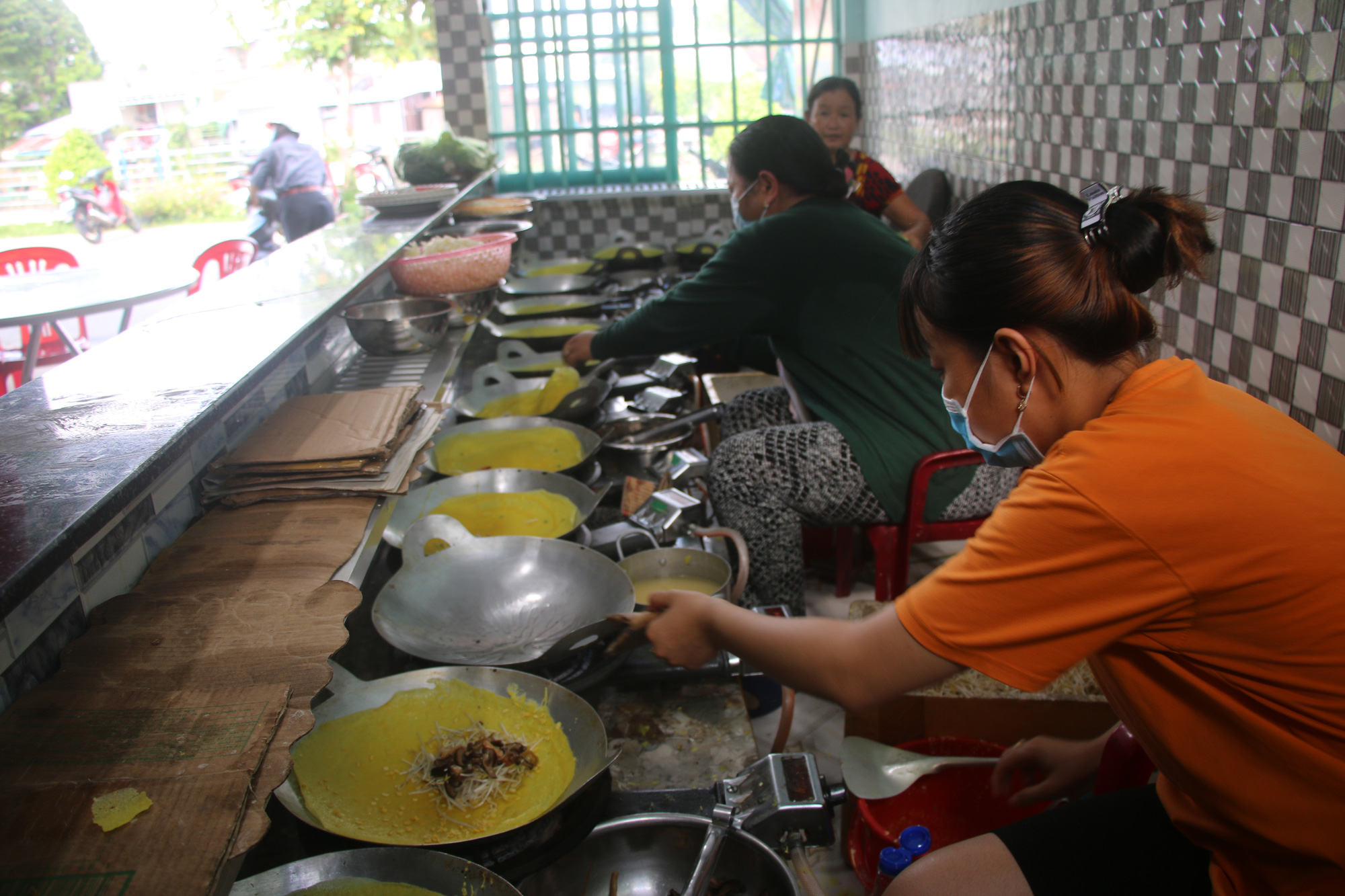 Làng bánh xèo Cao Lãnh nhộn nhịp ngày Tết Đoan ngọ - Ảnh 4. Làng bánh xèo Cao Lãnh nhộn nhịp ngày Tết Đoan ngọ - Ảnh 4.