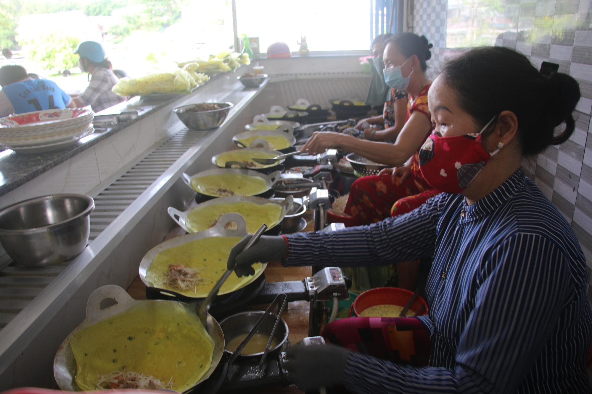 Làng bánh xèo Cao Lãnh nhộn nhịp ngày Tết Đoan ngọ - Ảnh 6. Làng bánh xèo Cao Lãnh nhộn nhịp ngày Tết Đoan ngọ - Ảnh 6.