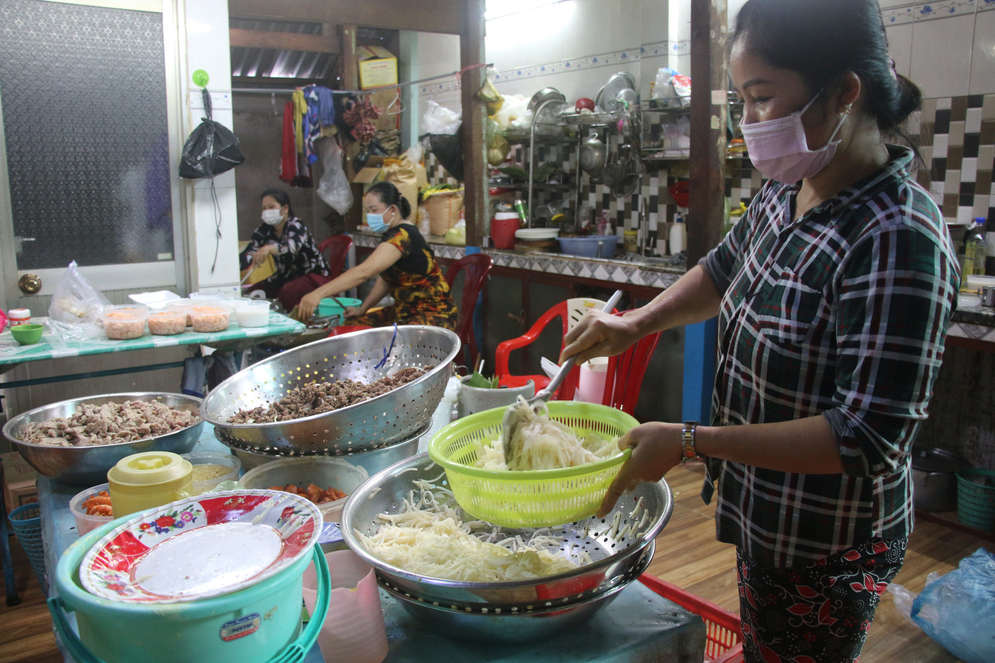 Làng bánh xèo Cao Lãnh nhộn nhịp ngày Tết Đoan ngọ - Ảnh 8. Làng bánh xèo Cao Lãnh nhộn nhịp ngày Tết Đoan ngọ - Ảnh 8.