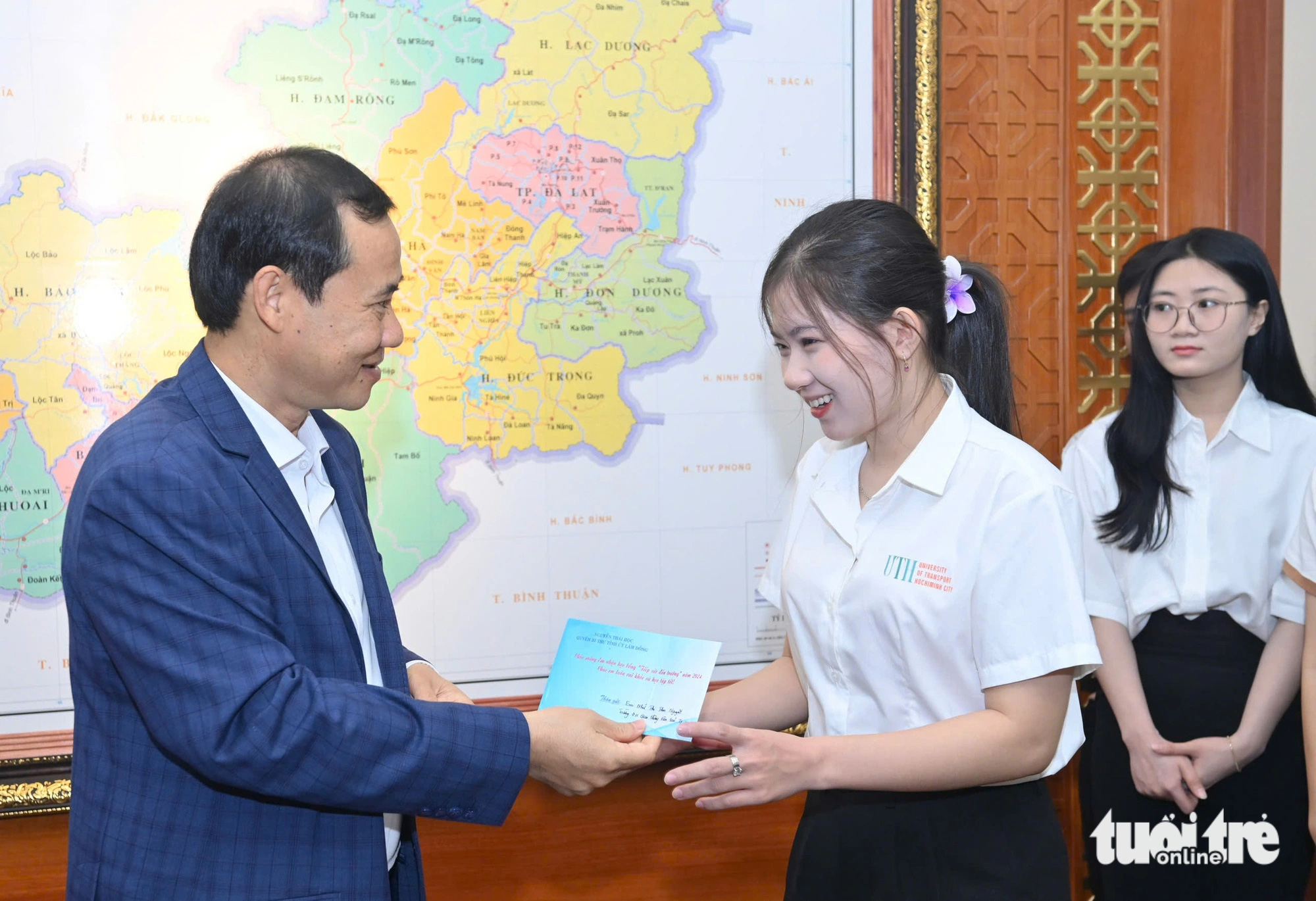 Thành phố ngàn hoa chào đón tân SV Tây Nguyên nhận học bổng Tiếp sức đến trường - Ảnh 2. Tân SV 5 tỉnh Tây Nguyên được tiếp sức đến trường dâng hương Chủ tịch Hồ Chí Minh tại Đà Lạt - Ảnh 2.