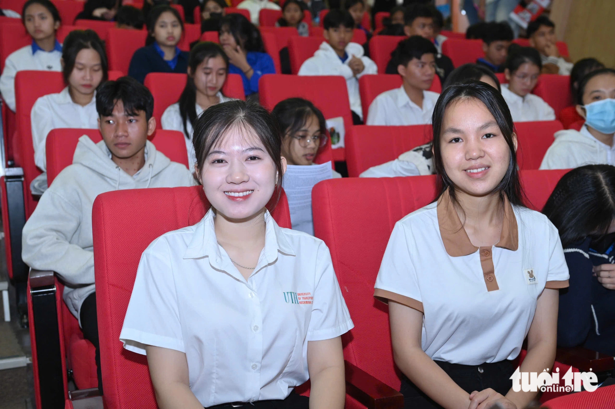 Tân SV 5 tỉnh Tây Nguyên được tiếp sức đến trường dâng hương Chủ tịch Hồ Chí Minh tại Đà Lạt - Ảnh 6. Tân SV 5 tỉnh Tây Nguyên được tiếp sức đến trường dâng hương Chủ tịch Hồ Chí Minh tại Đà Lạt - Ảnh 6.