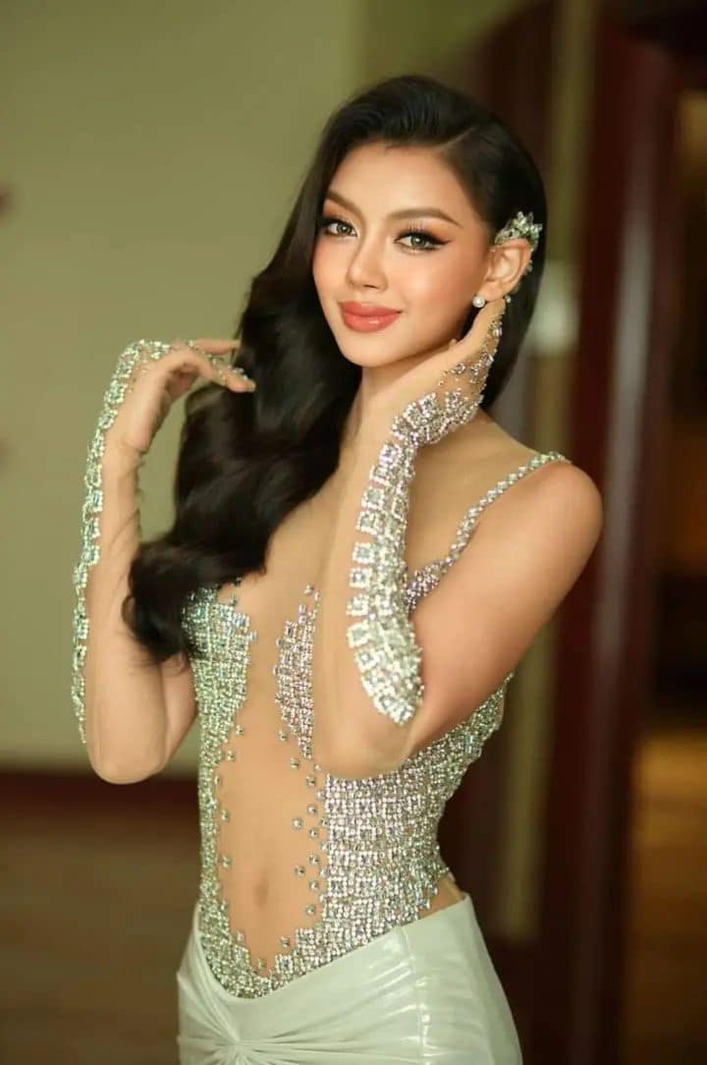 Á hậu 2 đòi trả lại vương miện, nói ban tổ chức ra giá 25.000 USD mua giải - 4 Á hậu 2 đòi trả lại vương miện, nói ban tổ chức ra giá 25.000 USD mua giải - 4