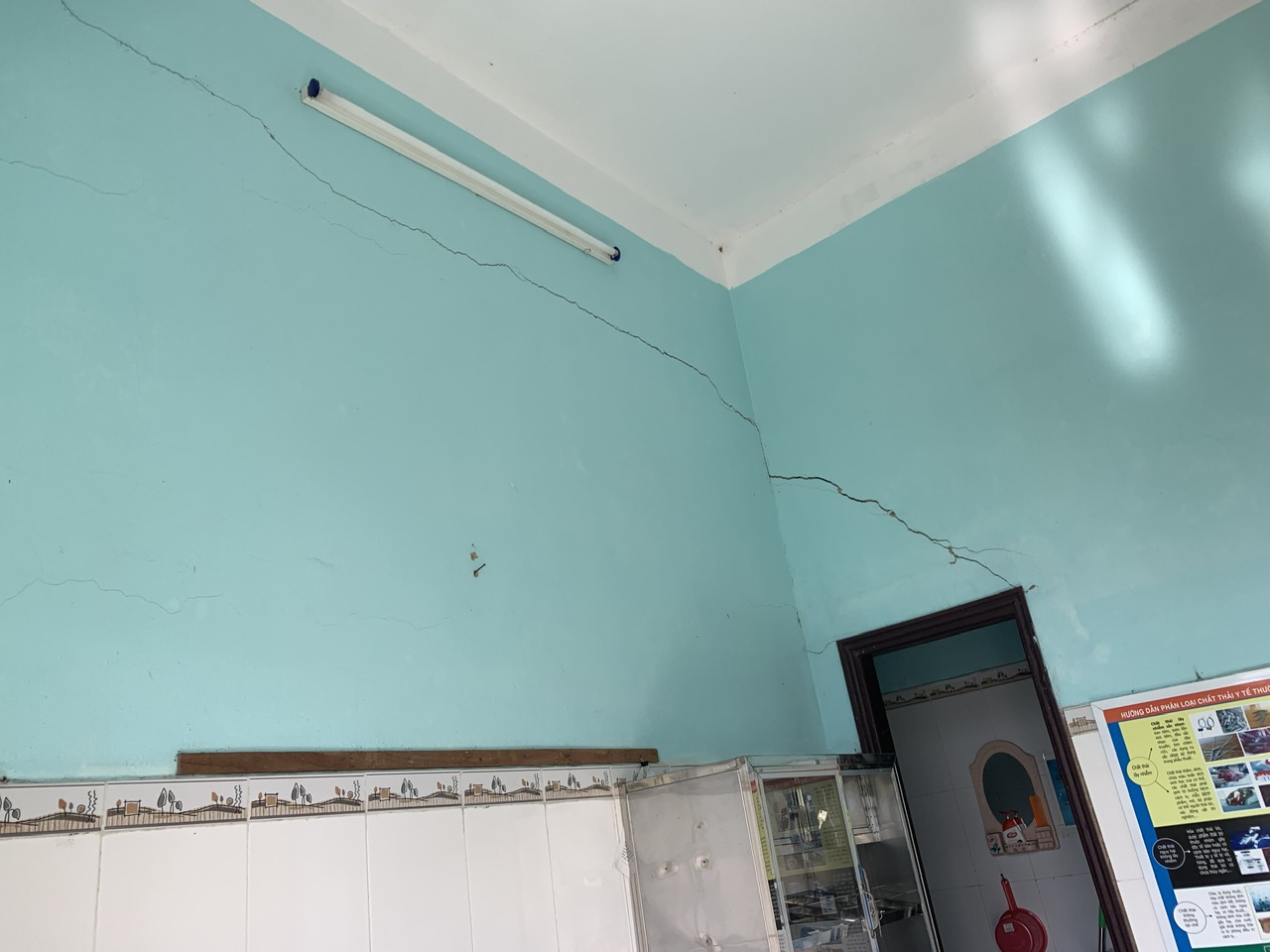 Bão số 6 - Trà Mi: Tại Quảng Nam có 2 người bị thương, nhiều nhà tốc mái- Ảnh 3. Bão số 6 - Trà Mi: Tại Quảng Nam có 2 người bị thương, nhiều nhà tốc mái- Ảnh 3.