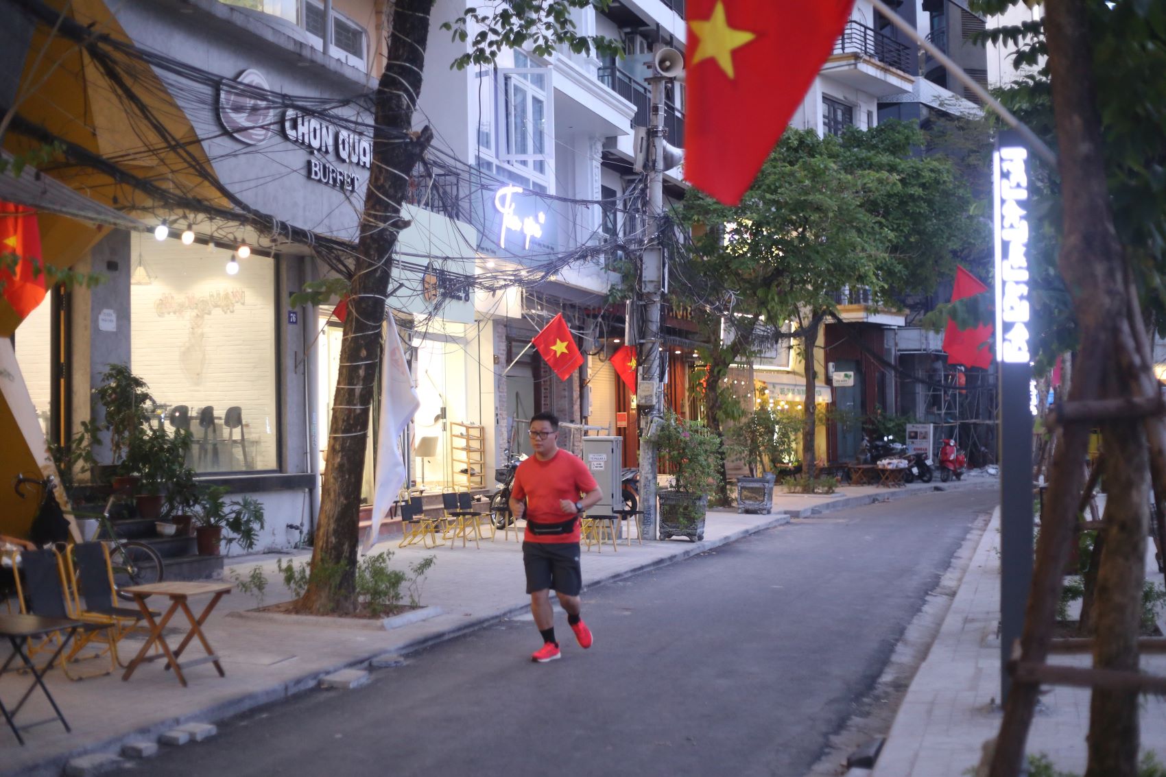 Phố đi bộ mới nhất của Hà Nội thưa vắng, chủ hộ kinh doanh than khó- Ảnh 3. Phố đi bộ mới nhất của Hà Nội thưa vắng, chủ hộ kinh doanh than khó- Ảnh 3.