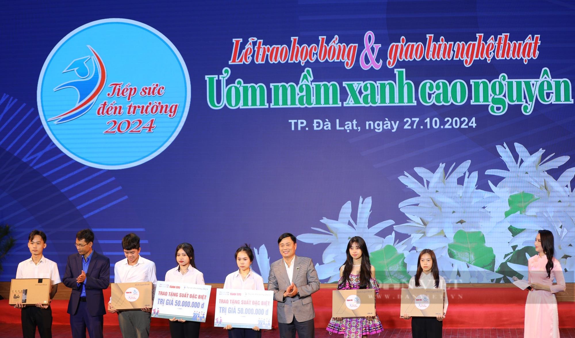 90 tân sinh viên khó khăn tại Tây Nguyên được trao học bổng