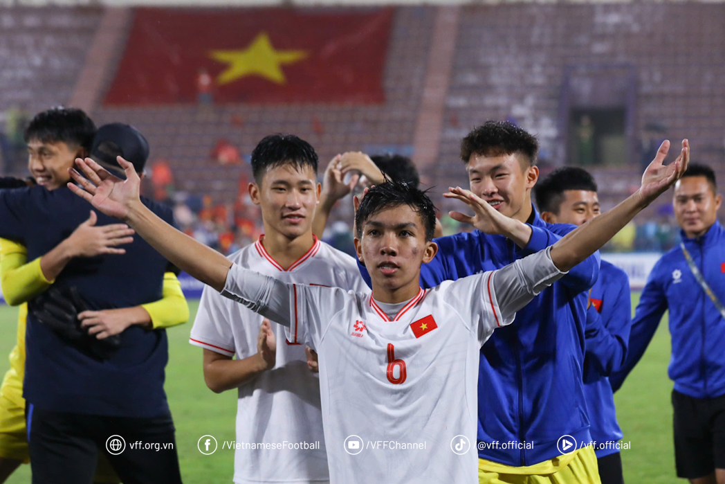 HLV Roland: 'Quan trọng là U.17 Việt Nam đã vào VCK châu Á rồi’- Ảnh 2. HLV Roland: 'Quan trọng là U.17 Việt Nam đã vào VCK châu Á rồi’- Ảnh 2.