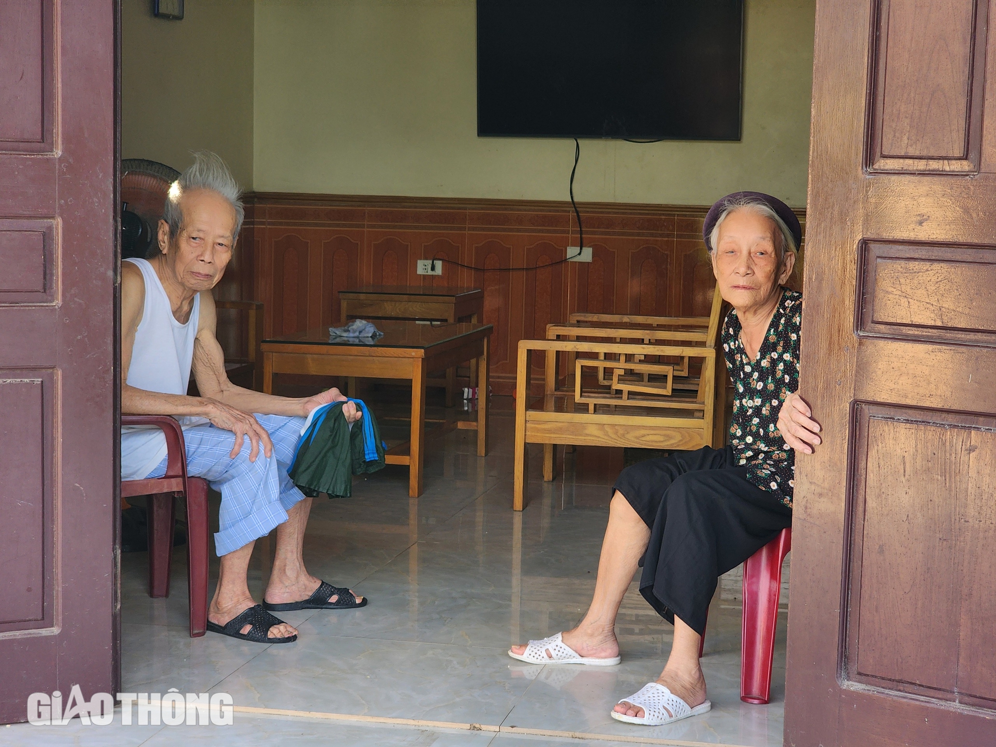 Phú Thọ: Đường thi công dang dở, người dân di chuyển trên nắp cống- Ảnh 2. Phú Thọ: Đường thi công dang dở, người dân di chuyển trên nắp cống- Ảnh 2.