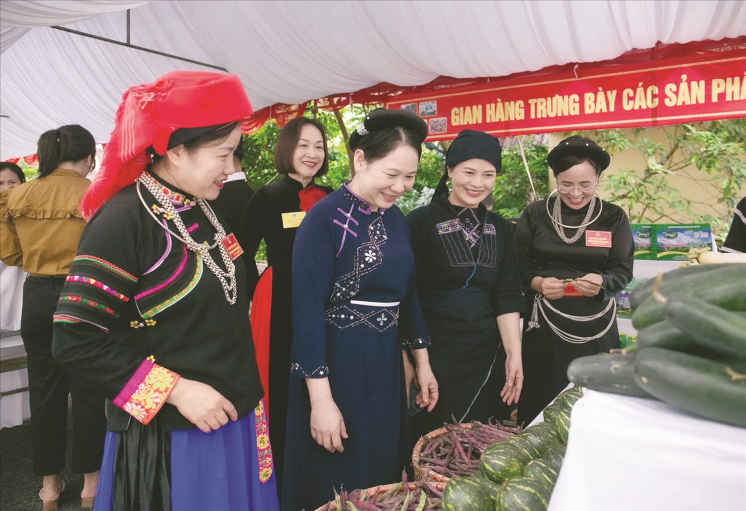 Thứ trưởng, Phó Chủ nhiệm Ủy ban Dân tộc Nông Thị Hà và các đại biểu dự Đại hội đại biểu các DTTS tỉnh Hà Giang lần thứ IV tham quan gian hàng trưng bày sản phẩm nông nghiệp tiêu biểu của tỉnh Hà Giang Thứ trưởng, Phó Chủ nhiệm Ủy ban Dân tộc Nông Thị Hà và các đại biểu dự Đại hội đại biểu các DTTS tỉnh Hà Giang lần thứ IV tham quan gian hàng trưng bày sản phẩm nông nghiệp tiêu biểu của tỉnh Hà Giang