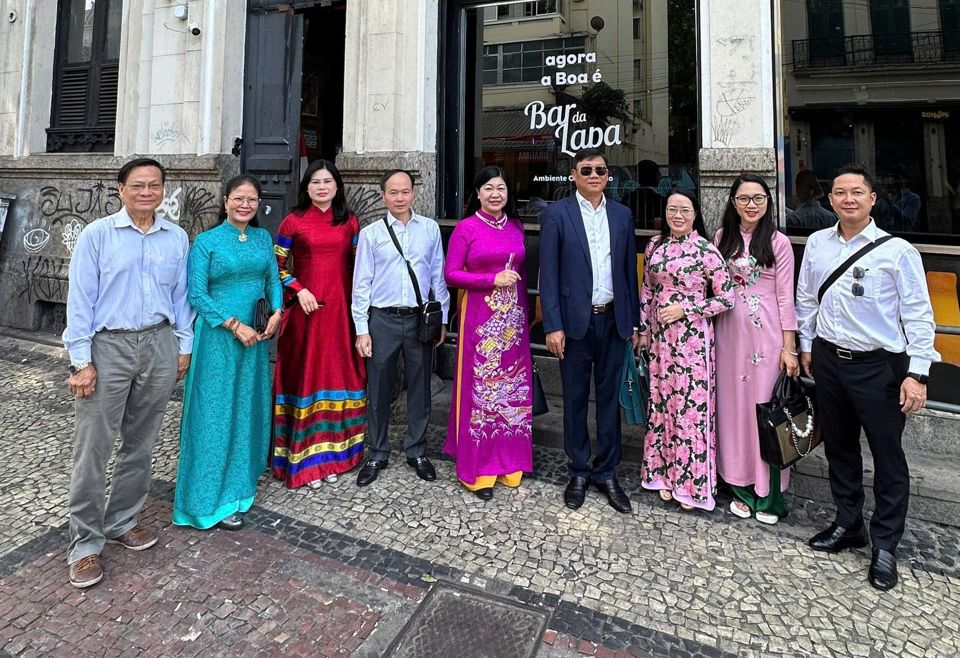 Đoàn công tác TP Hà Nội đến thăm khu phố Lapa - nơi Chủ tịch Hồ Chí Minh từng làm việc tại Rio de Janeiro