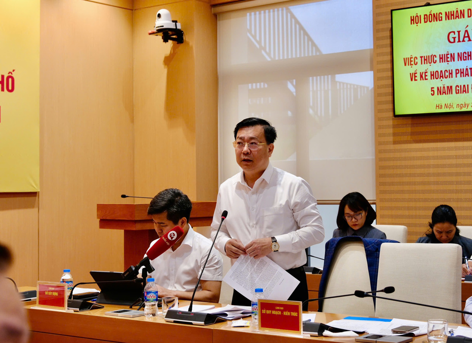 Giám đốc Sở Xây dựng Võ Nguyên Phong làm rõ một số nội dung thành viên đoàn giám sát nêu - Ảnh: Vân Hà