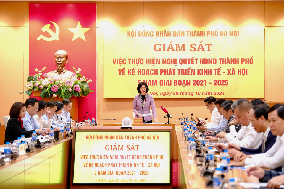 Phó Chủ tịch Thường trực HĐND TP Hà Nội Phùng Thị Hồng Hà - Trưởng đoàn giám sát phát biểu tại buổi làm việc - Ảnh: Vân Hà