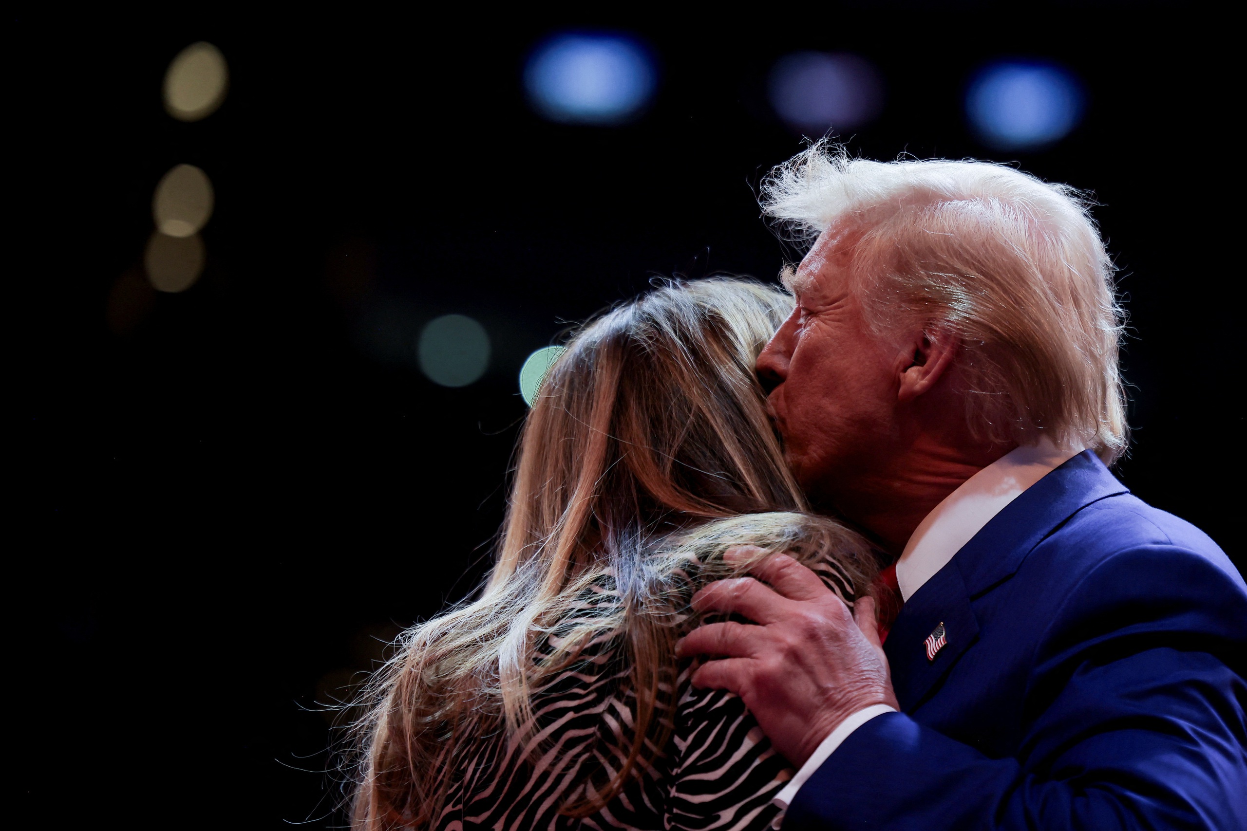 Phu nhân bất ngờ xuất hiện, phát biểu tại sự kiện của ông Trump- Ảnh 2. Phu nhân bất ngờ xuất hiện, phát biểu tại sự kiện của ông Trump- Ảnh 2.