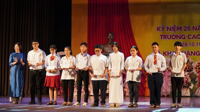 Trường Cao đẳng Du lịch Huế kỷ niệm 25 năm thành lập và khai giảng năm học mới - Ảnh 4. Trường Cao đẳng Du lịch Huế kỷ niệm 25 năm thành lập và khai giảng năm học mới - Ảnh 4.