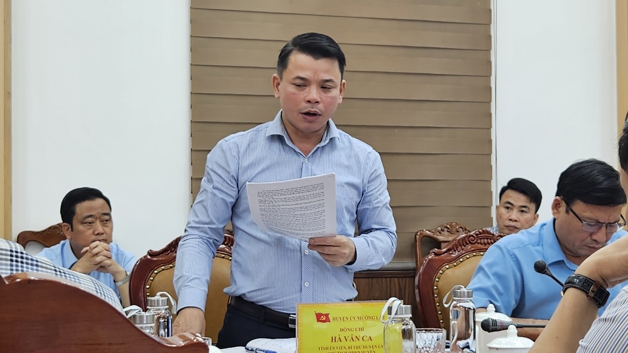 Ông Hà Văn Ca - Bí Thư huyện ủy Mường Lát báo cáo tham luận buổi khảo sát Ông Hà Văn Ca - Bí Thư huyện ủy Mường Lát báo cáo tham luận buổi khảo sát