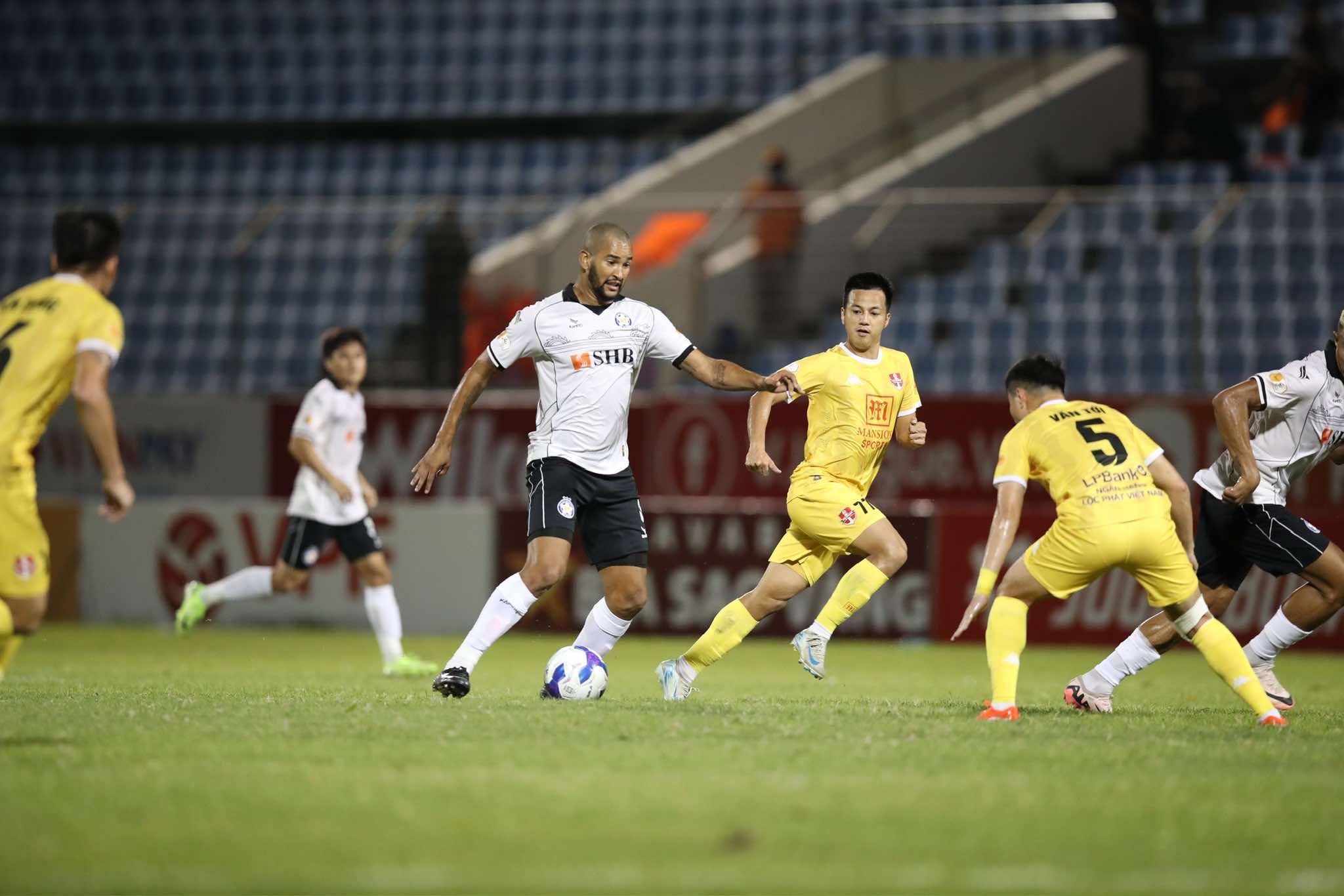 Bảng xếp hạng vòng 5 V-League mới nhất: Đương kim vô địch Nam Định hụt hơi- Ảnh 3. Bảng xếp hạng vòng 5 V-League mới nhất: Đương kim vô địch Nam Định hụt hơi- Ảnh 3.
