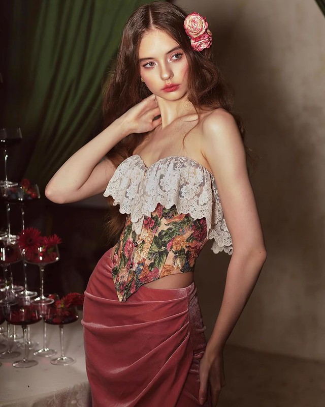 Kết hợp phong cách cổ điển và nét đẹp hiện đại với áo corset- Ảnh 2. Kết hợp phong cách cổ điển và nét đẹp hiện đại với áo corset- Ảnh 2.