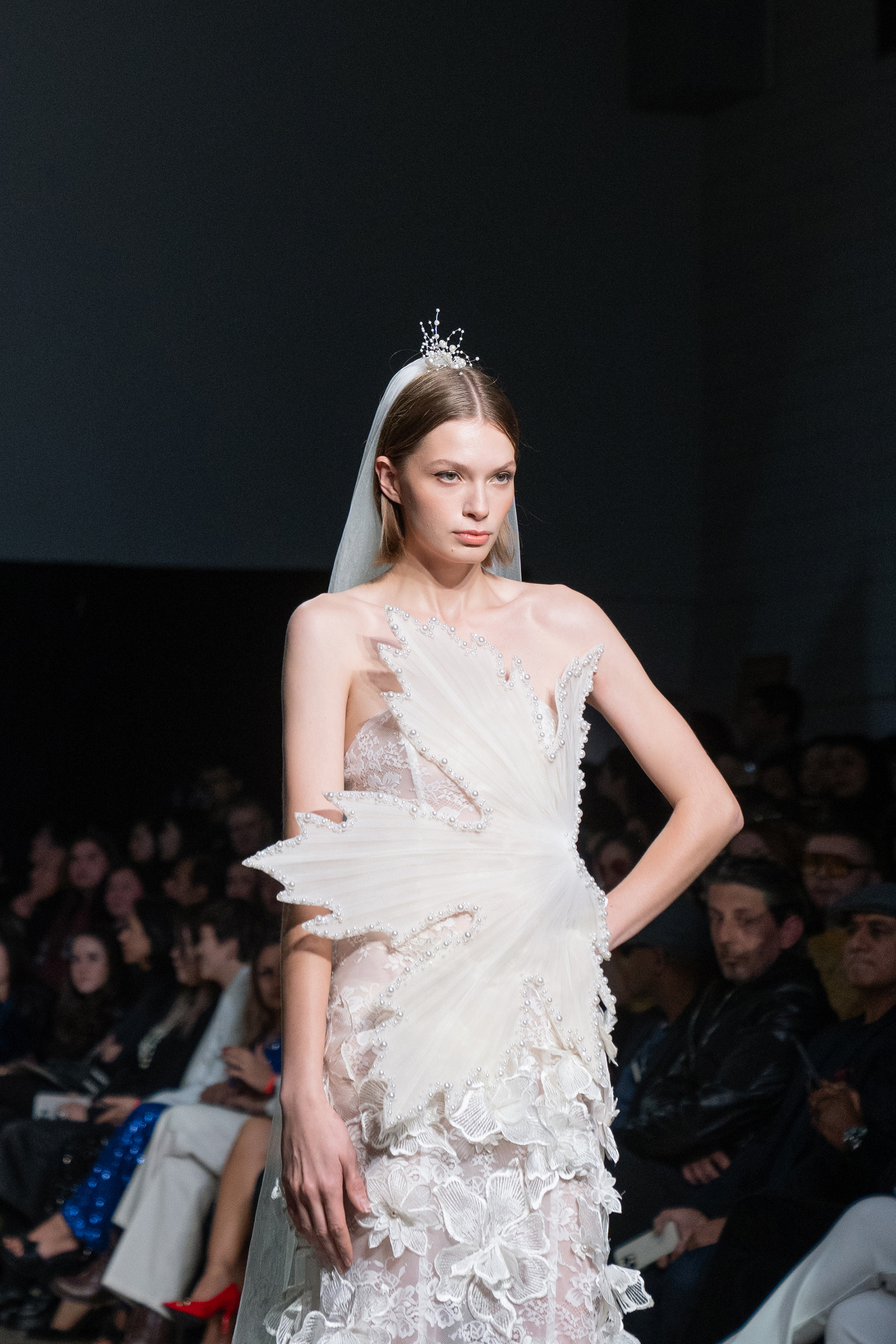 Váy cưới đính ngọc trai của NTK Trần Phương Hoa xuất hiện tại Vancouver Fashion Week- Ảnh 2. Váy cưới đính ngọc trai của NTK Trần Phương Hoa xuất hiện tại Vancouver Fashion Week- Ảnh 2.