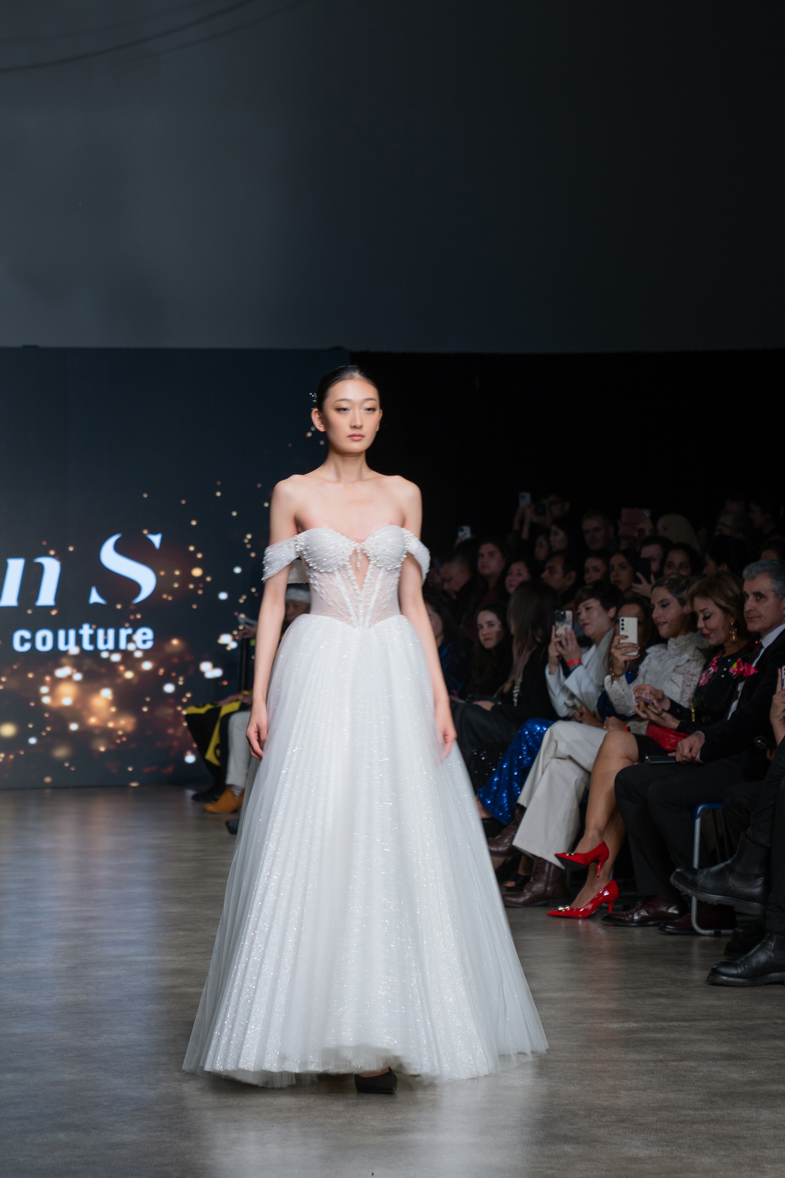 Váy cưới đính ngọc trai của NTK Trần Phương Hoa xuất hiện tại Vancouver Fashion Week- Ảnh 3. Váy cưới đính ngọc trai của NTK Trần Phương Hoa xuất hiện tại Vancouver Fashion Week- Ảnh 3.